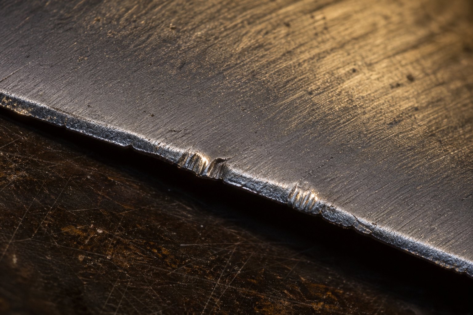 A knife edge rolled and chipped, seen through a loupe